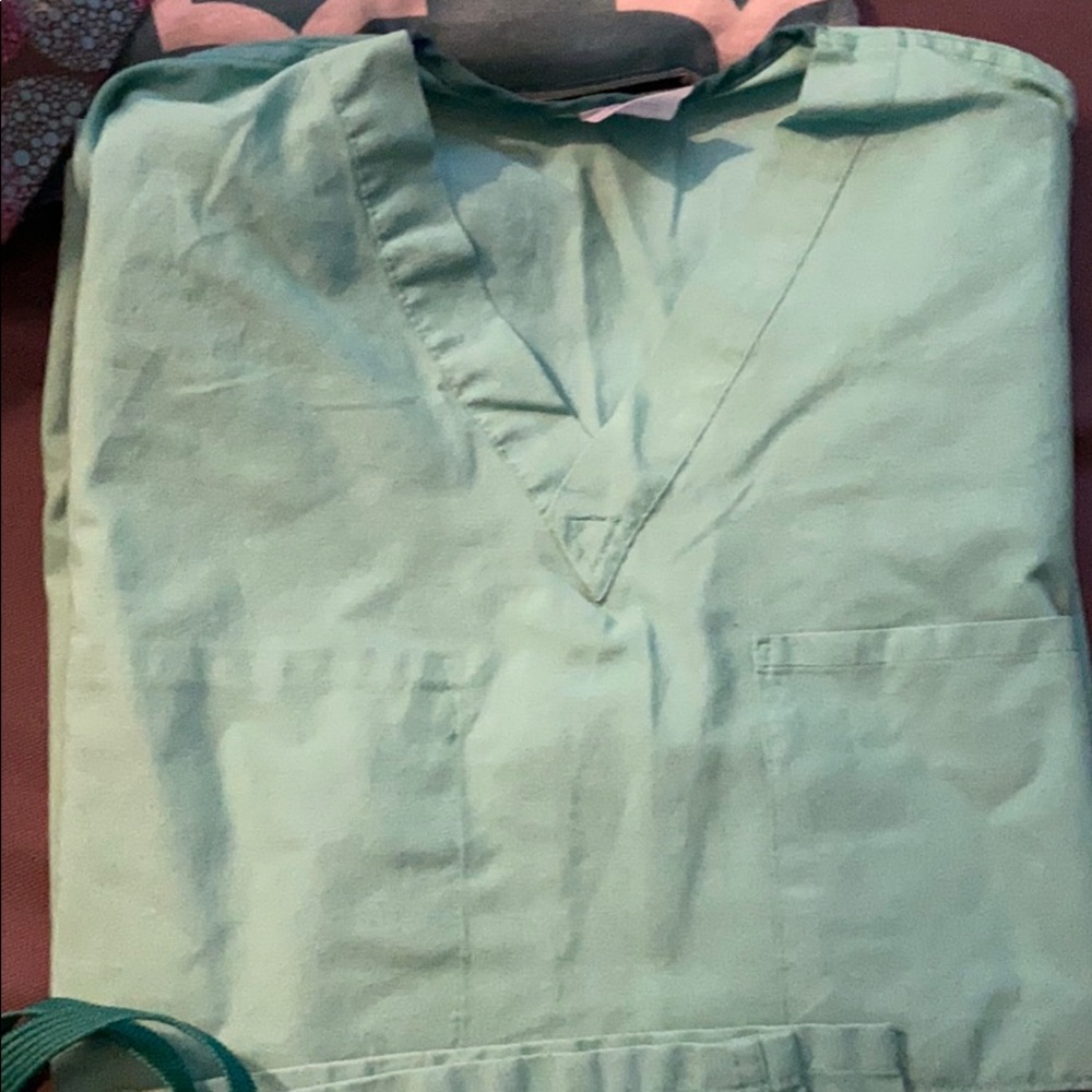 Scrub set